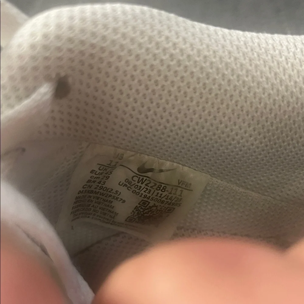 Nike Men's White Athletic Shoes - Picture 6 of 8